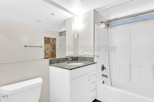 Building Photo - 425 W Beech St