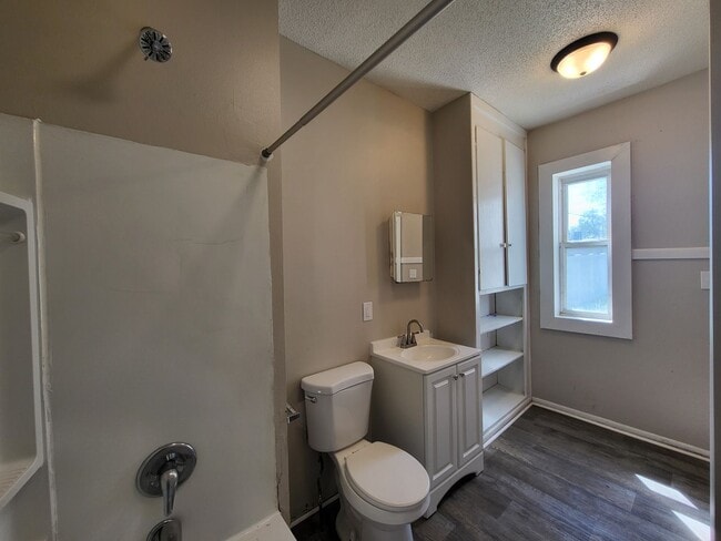 Building Photo - 3 Bedroom, 1 Bathroom Duplex with quick ac...