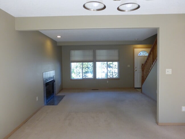 Building Photo - Great Home in SE Portland for Lease !! Pet...