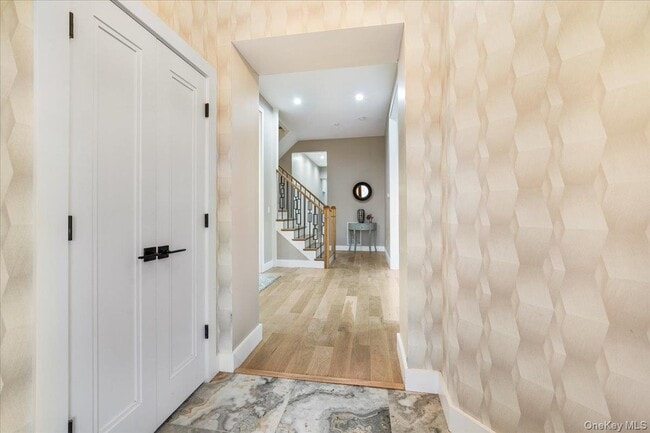 Building Photo - 260 W Main St