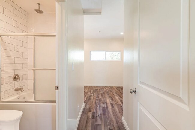 Building Photo - 3258 Dundas St