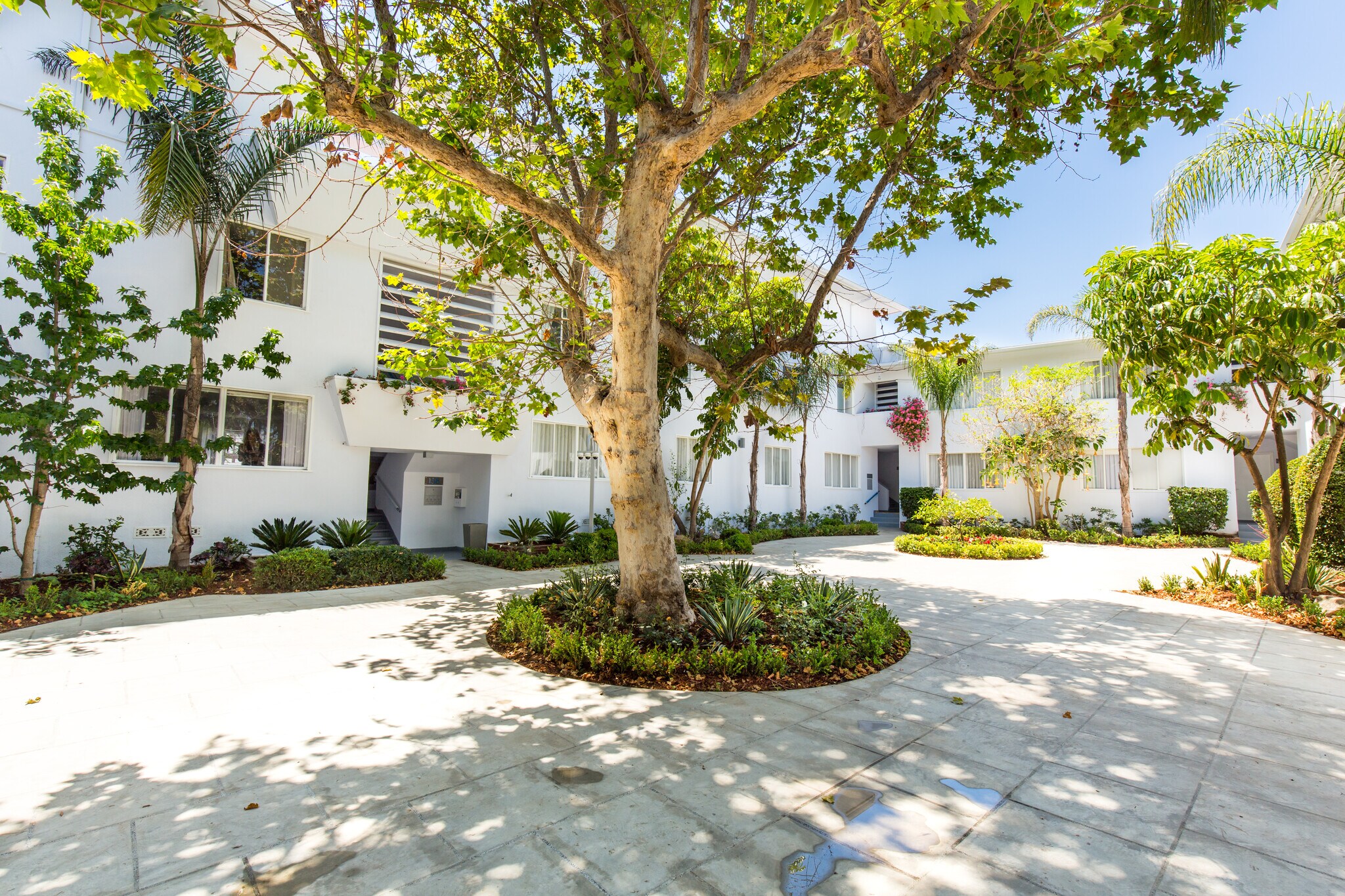 Building Photo - 140 San Vicente Blvd