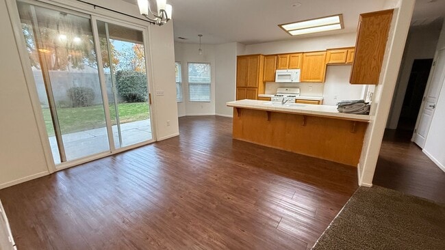 Building Photo - 3 Bedroom, 2 Bathroom Home in Desirable Tulare Neighborhood