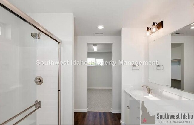 Building Photo - 8140 E Sunray Dr