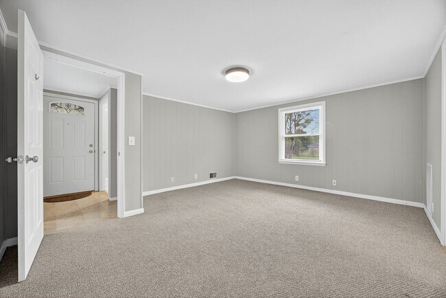 Building Photo - HUGE YARD IN THE HEART OF WECO!