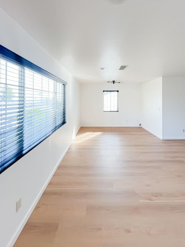 Building Photo - Breathtaking 2-Bedroom Townhome with 2-Car...