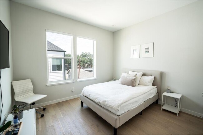 Building Photo - 827 Martin St