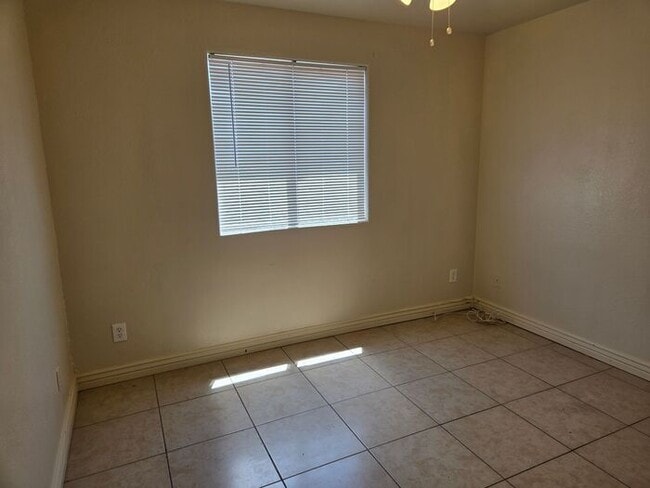 Building Photo - 3 bed, 1 bath, in a Duplex located in Sout...