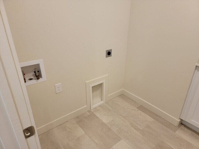 Building Photo - BRAND NEW Gorgeous Magna Townhomes!!!