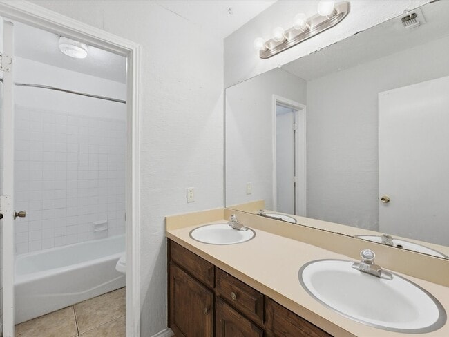 Building Photo - 7419 Lemonwood Ln
