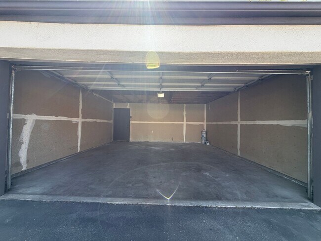 Building Photo - Must See!! Gorgeous 2 Bedroom, 2 Bathroom ...