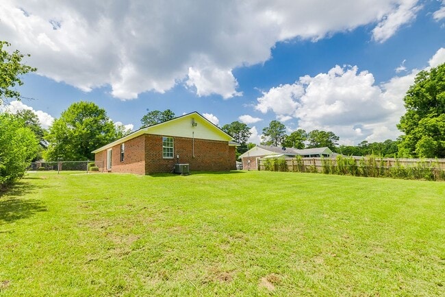 Building Photo - Spacious 3 Bedroom Home with Garage & Large Fenced Yard in Rincon