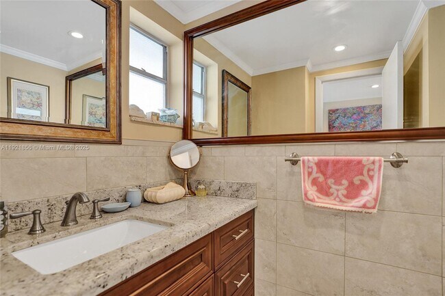 Building Photo - 330 SE 2nd St