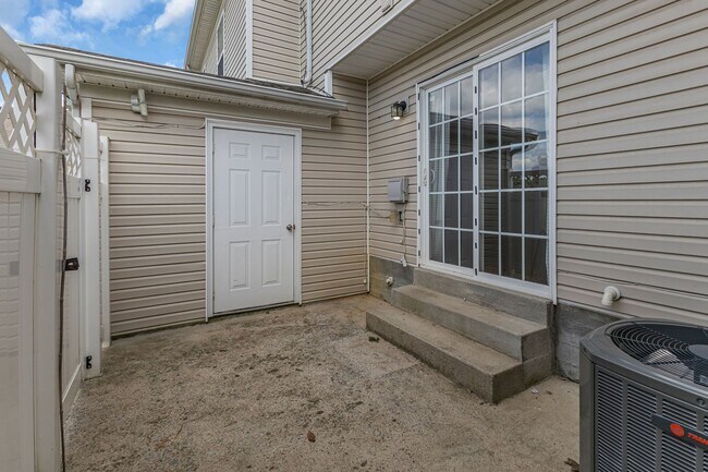 Building Photo - Townhome close to Brentwood and Antioch, w...