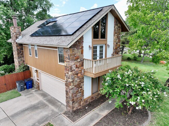 Building Photo - 3 Bedroom 2.5 Bath total 2,448 Square feet