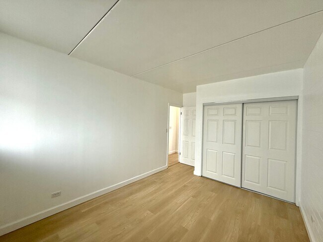 Building Photo - Renovated 2br/1ba/1pkg Condo with Amazing Mountain Views