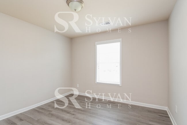 Building Photo - Spacious 3BR 2BA Home Awaits You!