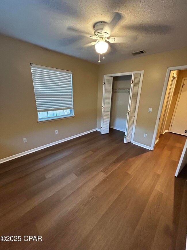 Building Photo - 1005 11th Ct