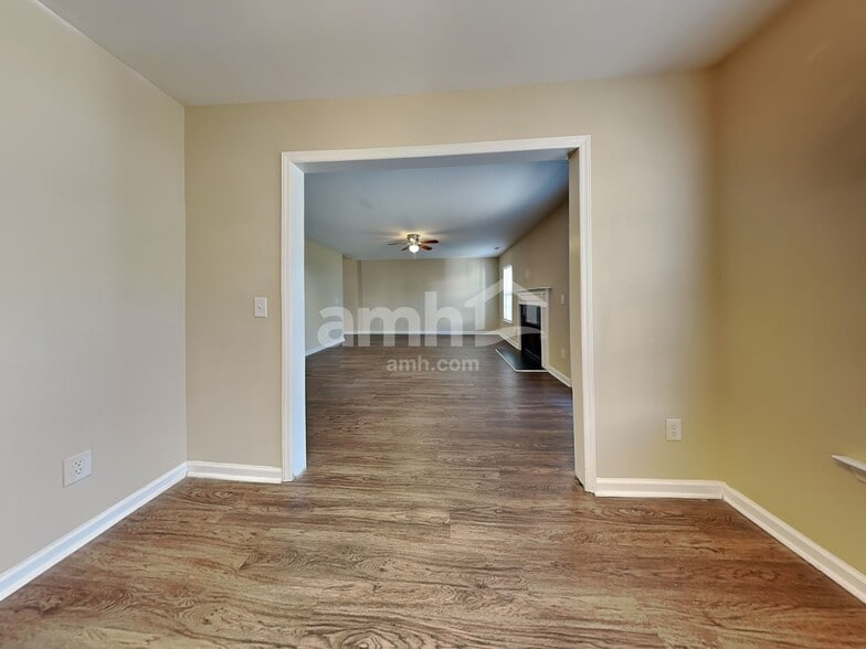 Building Photo - 1528 Pebble Ridge Dr