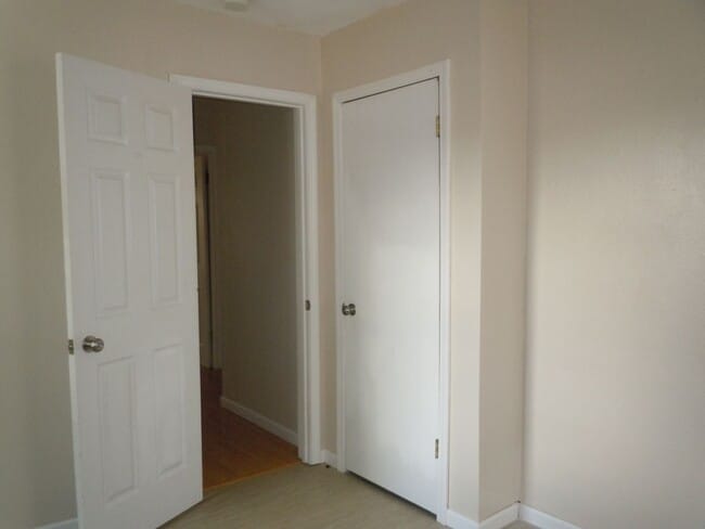 Building Photo - Two Bedroom House with Main Floor Laundry Hookups and Garage w/ Opener!