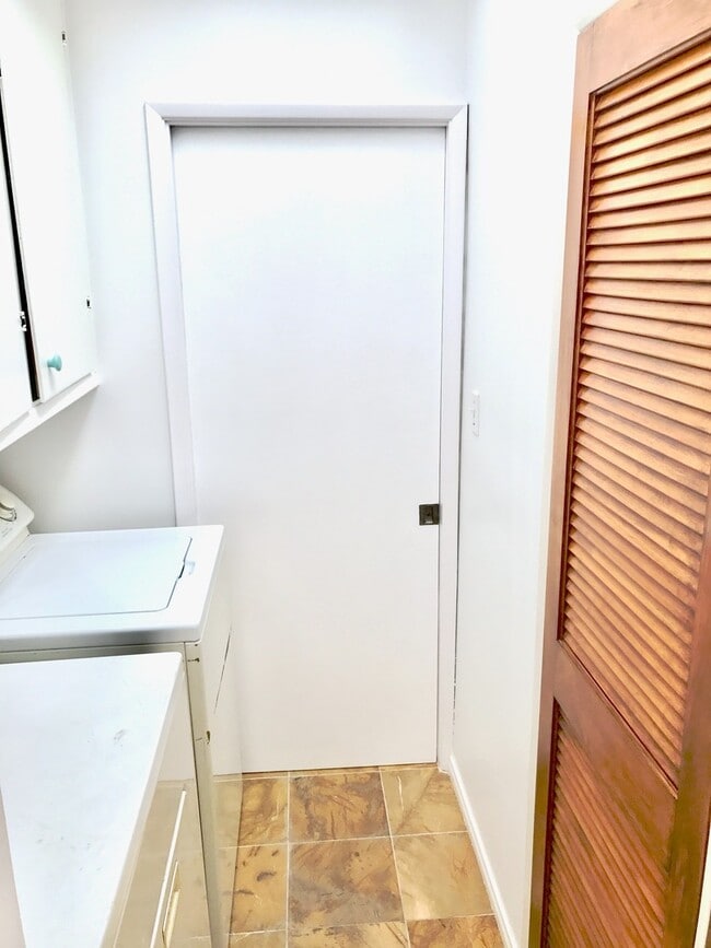 Building Photo - Beautiful 3 Bed + 2 Bath + Den/Office + Backyard