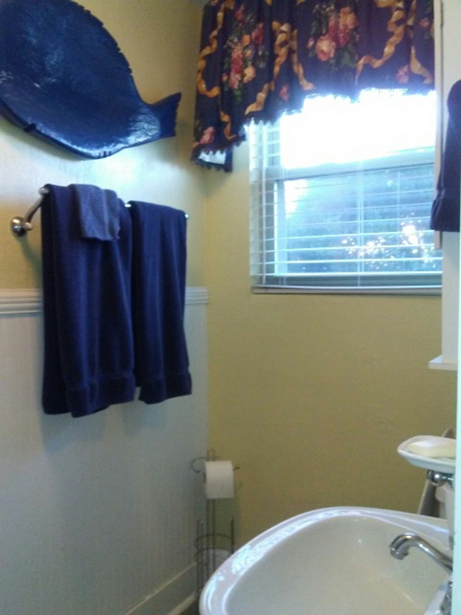 Building Photo - Fully Furnished First Floor Apartment