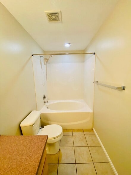 Building Photo - 428 E Park Oak Pl