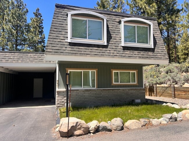 Building Photo - Relaxing Townhome with Private Pool Access...