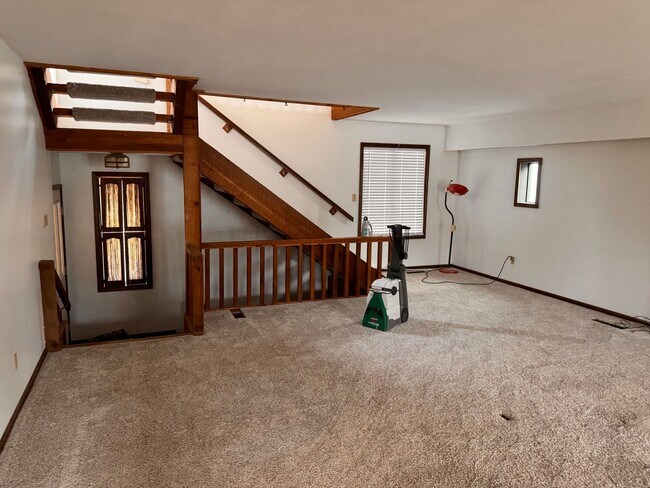 Building Photo - Nice large country setting close to town