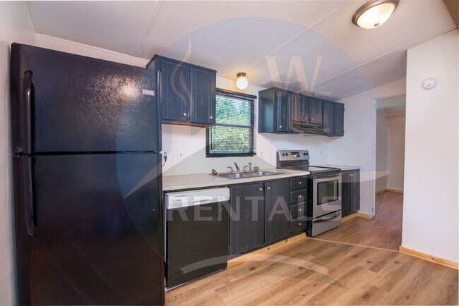 Building Photo - Charming 3-bedroom, 2-bath single wide trailer in Whittier, NC available now for year-long lease.