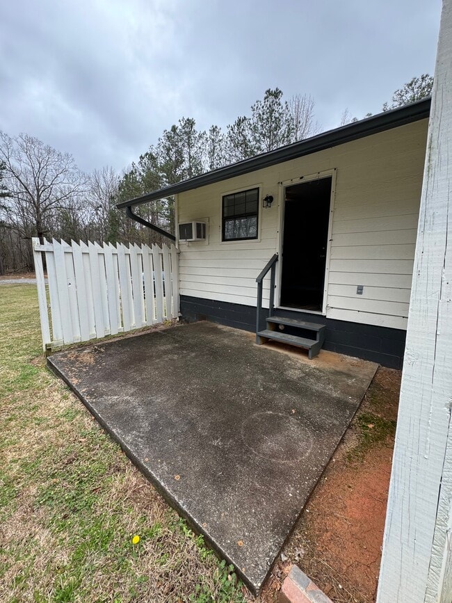 Building Photo - 111 Sinclair Marina Rd NE