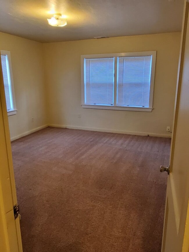 Building Photo - Elizabeth Park