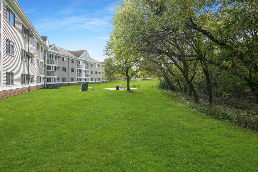 Primary Photo - Applewoods Apartments