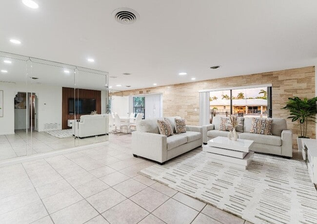 Building Photo - 1016 NE 26th Ave