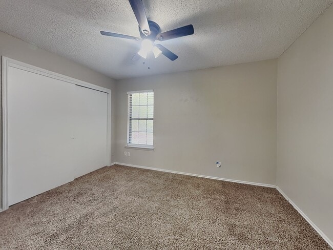 Building Photo - Stylish Candleridge Townhome with Private Patio, HOA Lawn Care & Appliances Included!