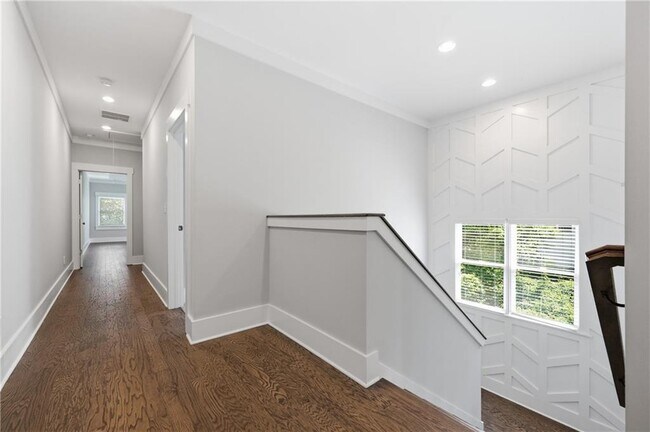 Building Photo - 254 Lamon Ave SE