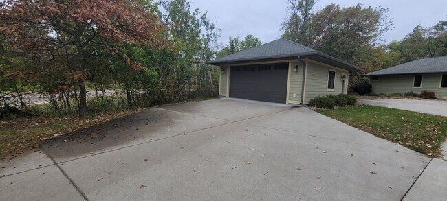 Building Photo - Beautiful 4 Bedroom Home Off of Lake Irving