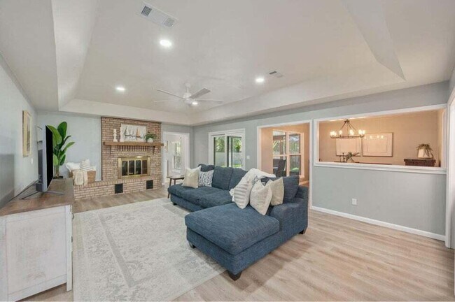 Building Photo - 512 Samana Way