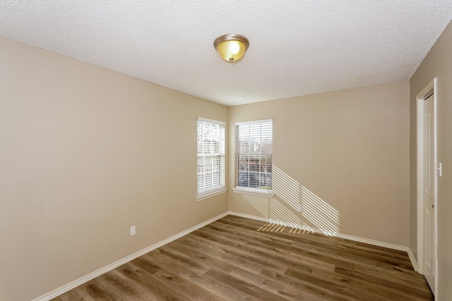Building Photo - 3305 Wilmington Dr