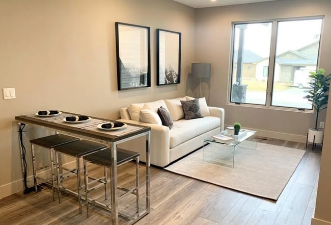 Building Photo - 1 bedroom condo, located steps from all of...