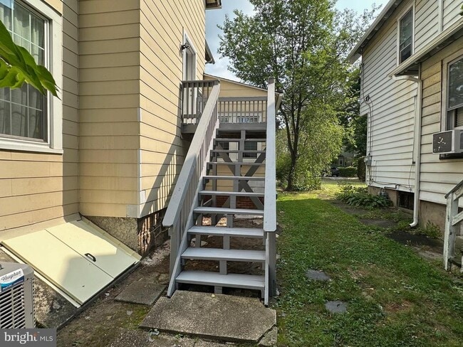 Building Photo - 10 Clifton Ave