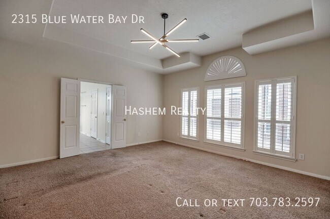 Building Photo - 2315 Blue Water Bay Dr