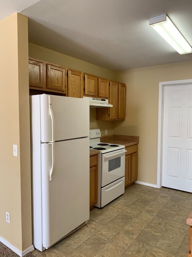 Building Photo - $300 OFF OF YOUR FIRST MONTHS RENT!!! 2 Bedroom Apartment for Lease - 1 Mile from University of A...
