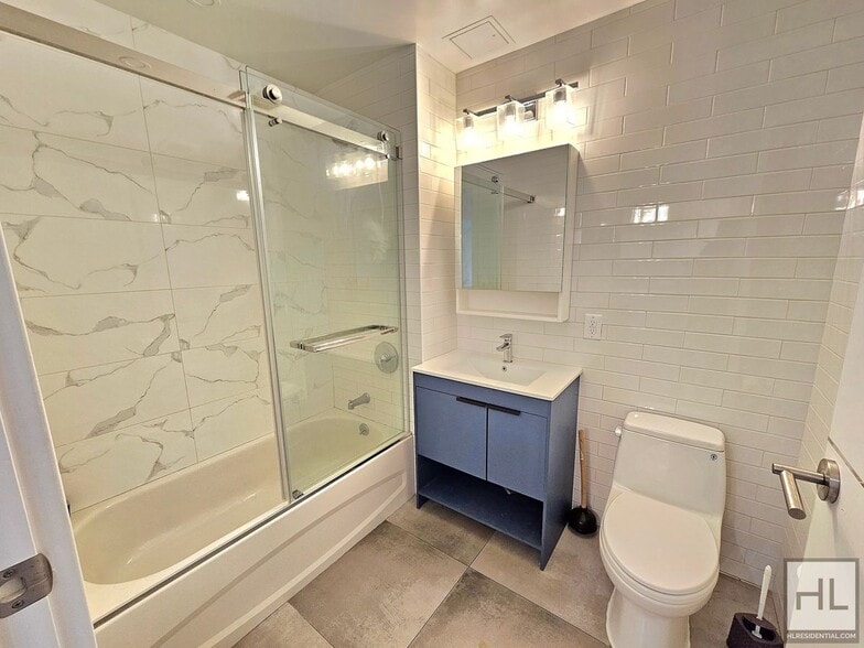 Building Photo - Spacious 2BR with Great Light – Modern Building