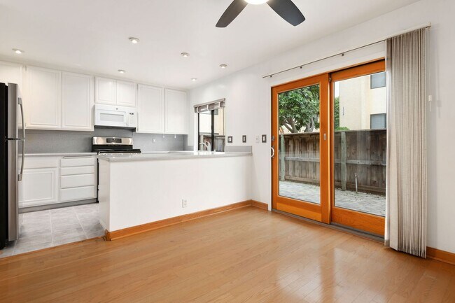 Building Photo - Wonderful uptown condo for rent... Santa Barbara!