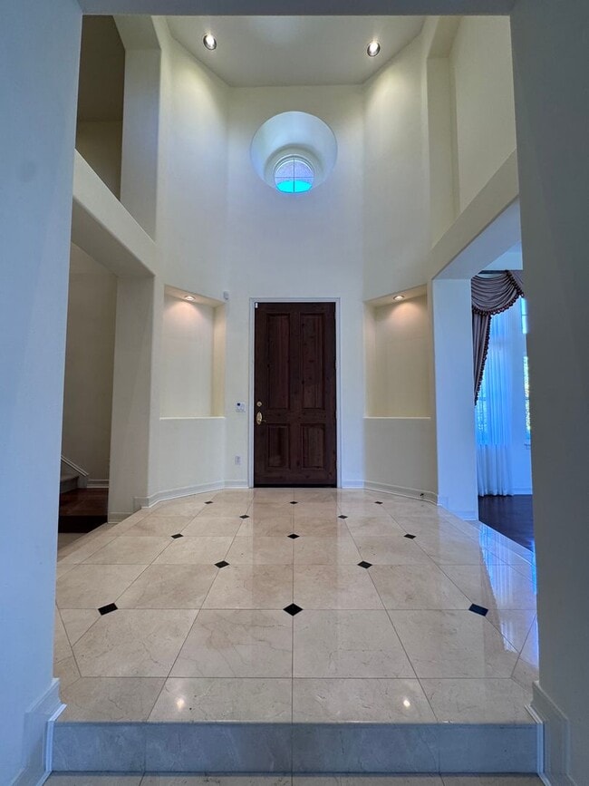 Building Photo - Stunning Home with Panoramic Views in Port...