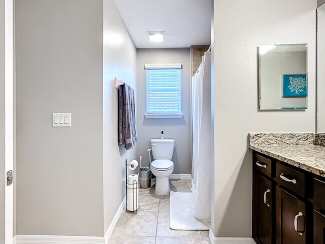 Building Photo - 3009 Esmeralda Dr