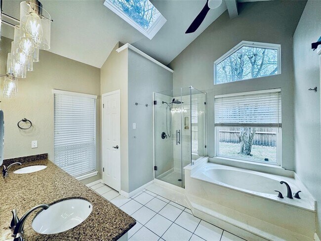 Building Photo - 39 Silent Brook Pl