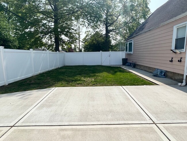 Building Photo - Terrific 4 Bed/1 Bath Home in Elmont!