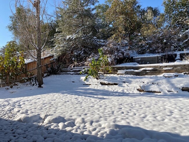 Building Photo - Spacious Tri-Level Home Featuring 4BD/2.5B...